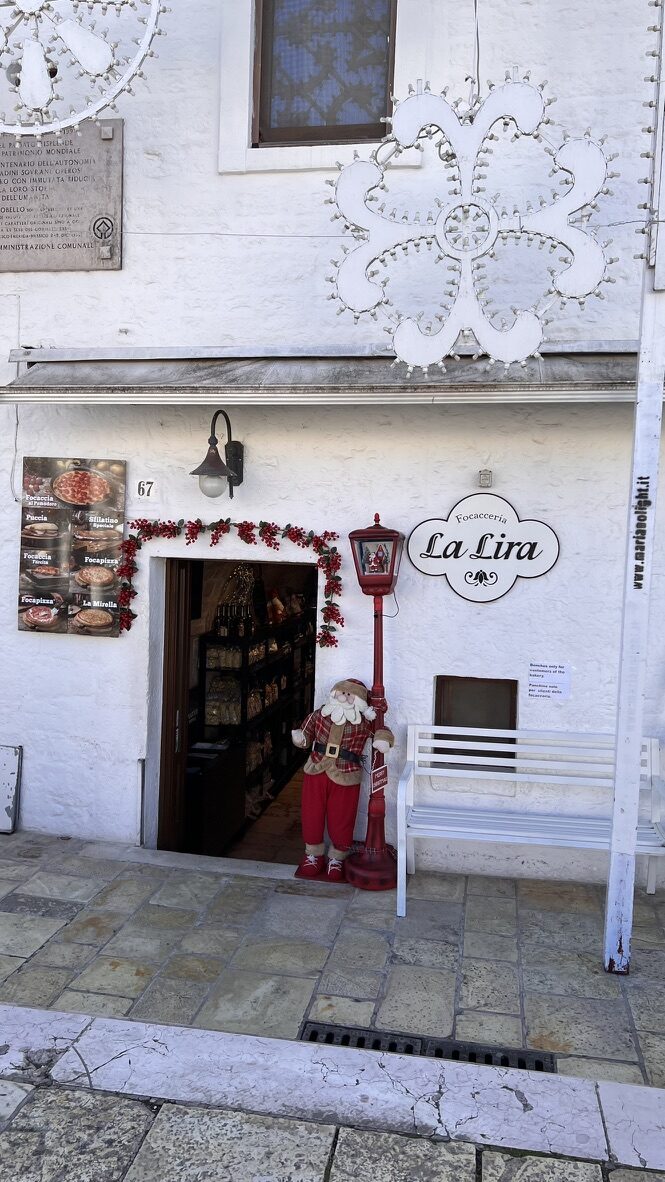 The whitewashed front of Focacceria La Lira