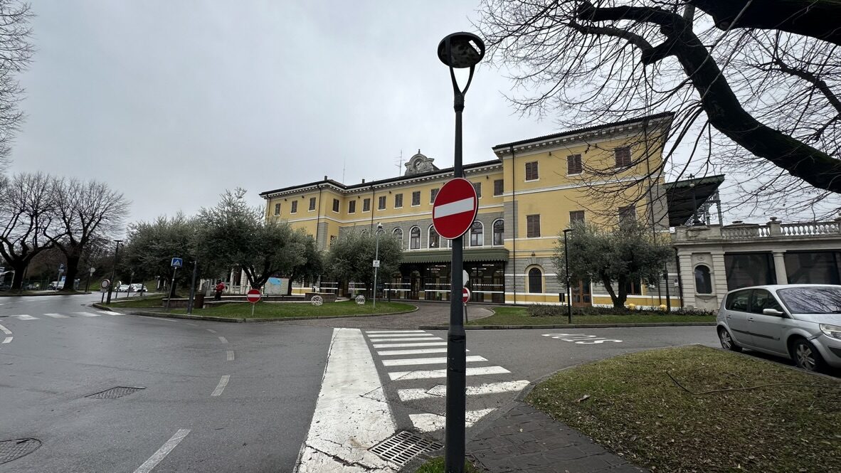 The yellow station building at Desenzano del Garda on a wet day