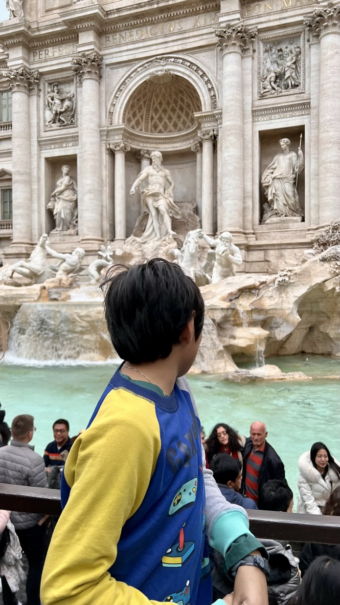 Waiting to get closer to the Trevi Fountain.